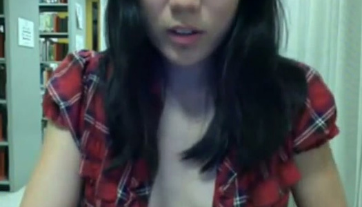 Pornobild Charmantes asiatisches Amateur-Mädchen blitzt ihre Titten vor der Webcam