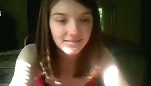 Pornobild Schönes Amateur Babe zeigt ihre Titten und Muschi vor der Kamera