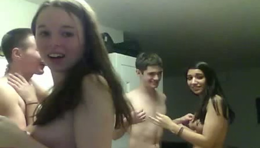 Drei sexy Studentinnen zeigen stolz ihre unglaublichen Blowjob-Fähigkeiten vor der Kamera Porno Bilder