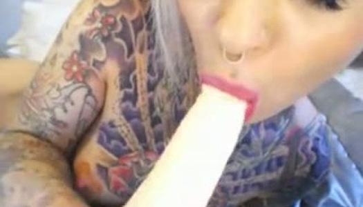 Gesichtsattraktives Emo-Camgirl fickt ihre Liebeslöcher mit ihrem Dildo Porno Bilder