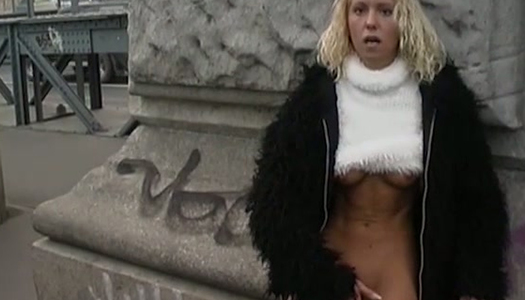 Horn-verrücktes blondes Küken mit natürlichen Titten masturbiert direkt im Freien Porno Bilder