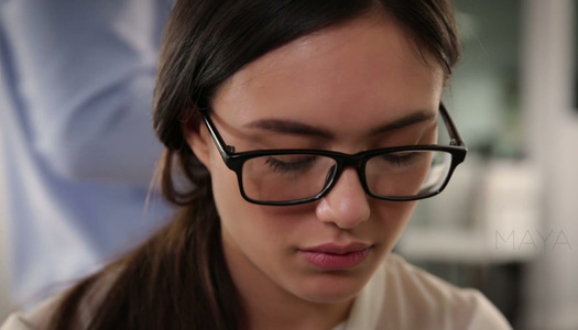 Die zierliche Maya Grand wird in einem Anal-Porno-Video schlecht gefickt Porno Bilder