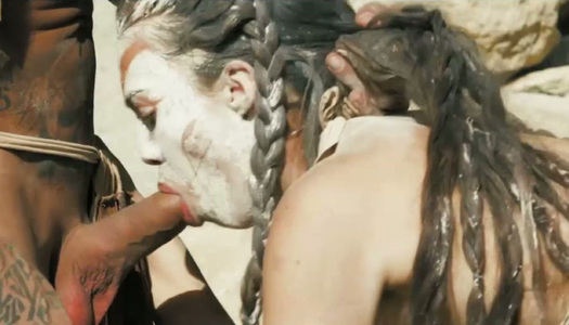 Pornobild Die Stammesschlampe Tiffany Doll gibt einem Duo von Ausländern einen Blowjob