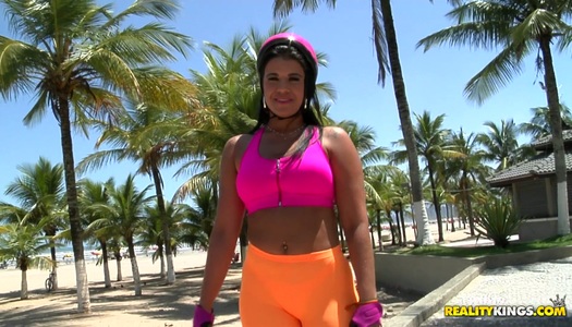 Schlampe mit sexy Bräunungsstreifen Aline Rios fickt wie verrückt Porno Bilder