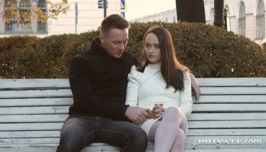 Pornobild Das Analloch dieses süß aussehenden Babys ist alles, was deine Lust begehrt