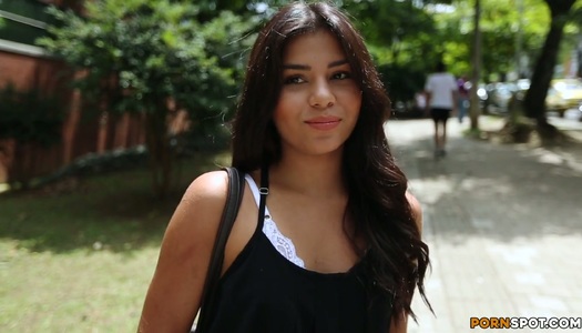 Die verführerische Brünette Mia Wright nimmt einen harten Penis in ihre sexy Muschi Porno Bilder