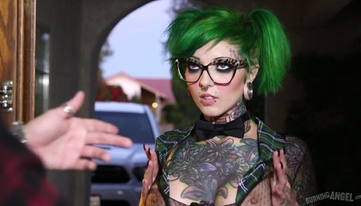 Pornobild Außergewöhnliche Hure mit grünen Haaren Sydnee Vicious gibt ihren Kopf und lässt ihre Möse rammen