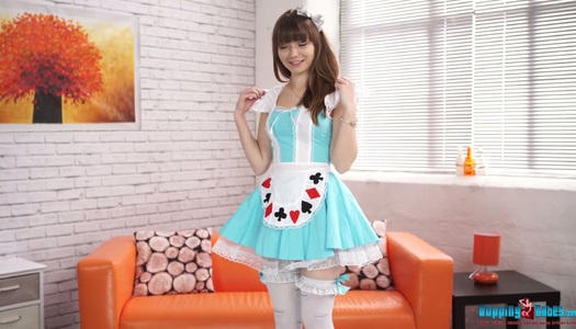 Pornobild Cosplay rothaariges Küken Helen White zieht sich aus und zeigt ihre leckere rasierte Muschi