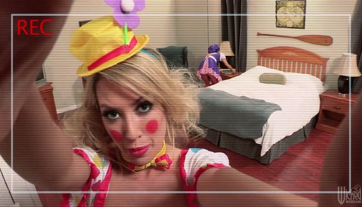 Pornobild Die heiß gelaunte asiatische Hündin im Clownkostüm Asa Akira nimmt am heißen Dreier teil