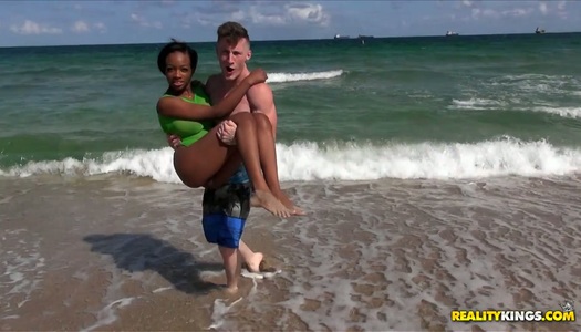 Pornobild Sex-Appeal Ebenholz Hündin Sierra Simmons geht wild auf harten weißen Penis