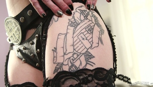 Pornobild Hündin mit halb rasiertem Kopf Seth Gamble lässt ihren Anus strecken