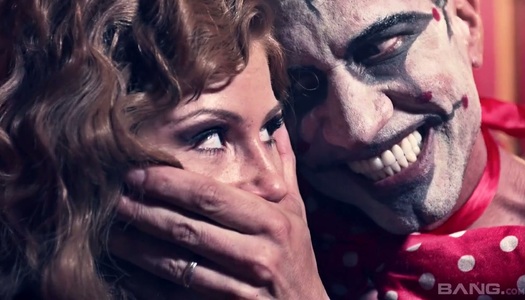 Pornobild Grausamer Clown fickt hungriges Loch von Brooklyn Lee
