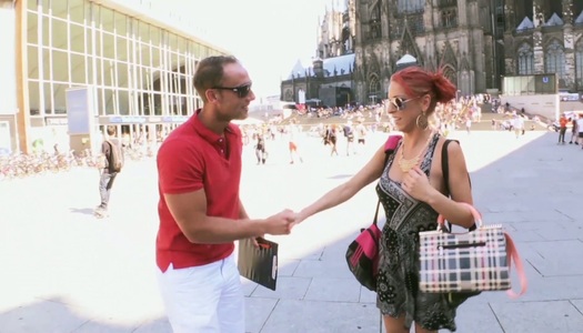 Der versaute Kerl Ethan Schmitt nimmt den roten Kopf auf und bohrt sie wütend Porno Bilder