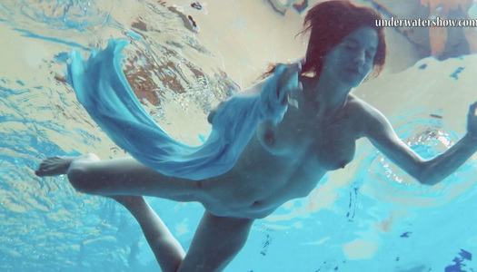 Piyavka Chehova, eine schwimmende Schlampe mit großen Titten, zeigt Striptease unter Wasser Porno Bilder