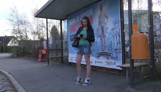 Die verwöhnte Brünette Cassie Young wird von einem fremden Fahrer gefickt Porno Bilder