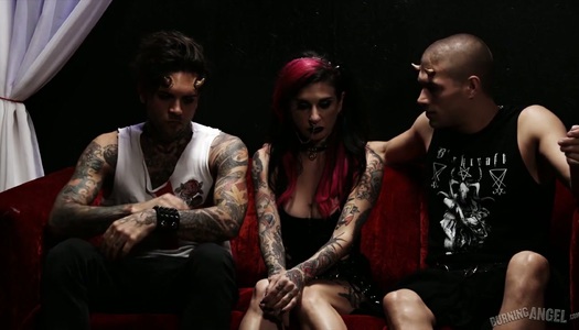 Pornobild Sexappeal tätowierte Hure Joanna Angel wird doppelt eingedrungen
