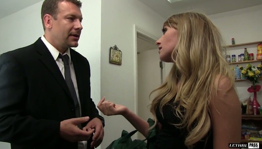 Pornobild Die freche blonde Harley Jade nimmt Sperma auf ihr schönes Gesicht