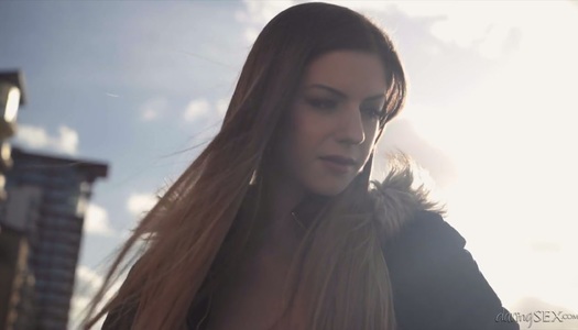 Die schöne und anmutige Babe Stella Cox nimmt einen fleischigen Schwanz in ihren leckeren Schlitz Porno Bilder