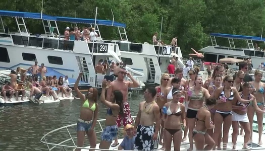 Pornobild Spermadurstige Küken in Bikinis toben auf der Yacht