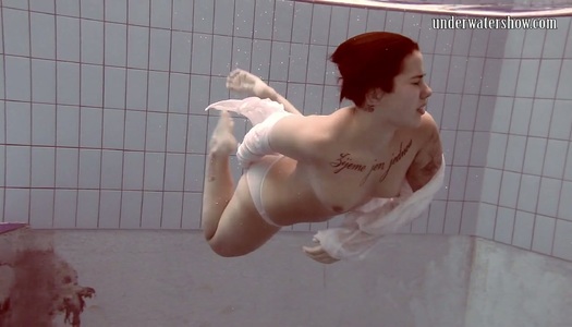 Pornobild Das verlockende Baby mit dem schönen Arsch Sara Bombina zieht sich unter Wasser aus