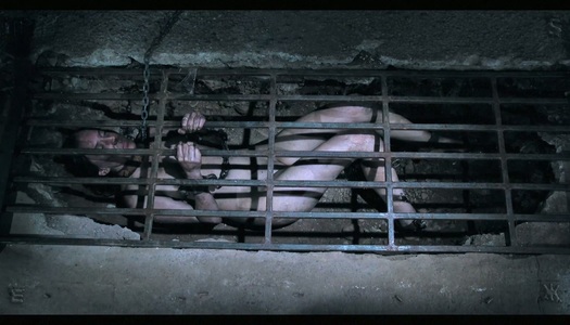 Pornobild Slutty Chick im Käfig Sierra Cirque wird im dunklen Kühlraum bestraft