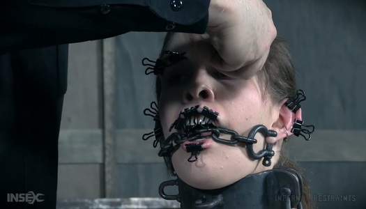 Pornobild Perverse Prügel und bestraft Muschi der bösen Kükenblüte