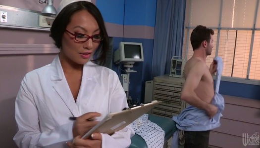 Pornobild Super sexy Krankenschwester Asa Akira gibt Blowjob und wird gefickt