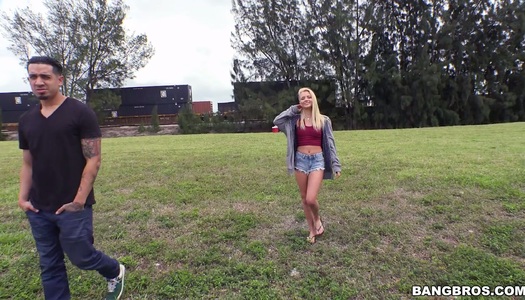 Pornobild Die versaute Schlampe Riley Star hat einen dreckigen Nookie im Auto