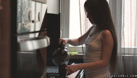 Das natürliche Baby Cassie Right genießt es, früh am Morgen Sex zu haben Porno Bilder