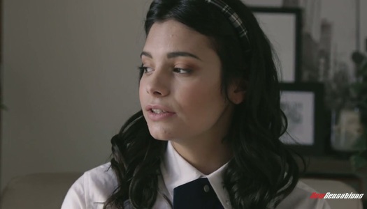 Das leckere College-Babe Violet Starr lutscht den Schwanz Deepthroat und reitet ihn rückwärts und von Angesicht zu Angesicht Porno Bilder