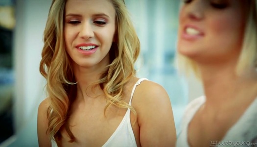 Pornobild Das verführerische Pornomodel Rachel James gibt ein Interview nach der heißen Lesbenszene