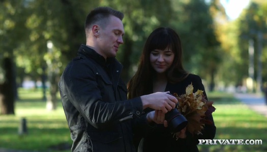 Die leckere junge Brünette Katty Blessed wird beim ersten Date in ihren Anus gefickt Porno Bilder