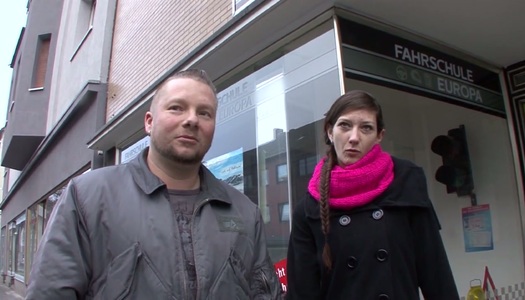 Pornobild Schüchternes Brunetküken wird von einem geilen Fremden in ihren Arsch gefickt