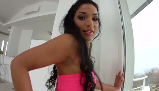 Pornobild Zwei große Schwänze sind kein Problem für die lustvolle, brünette Nancy