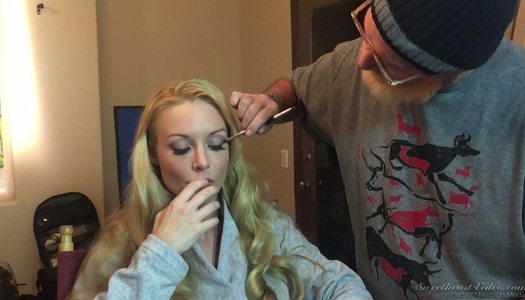 Pornobild Die atemberaubende Hottie Lily Cade gibt ein Interview nach einer leidenschaftlichen Lesbenszene