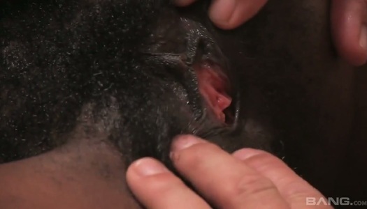 Pornobild Die juggy schwarze Hure Nina Devon versucht mit einem riesigen weißen Schwanz fertig zu werden