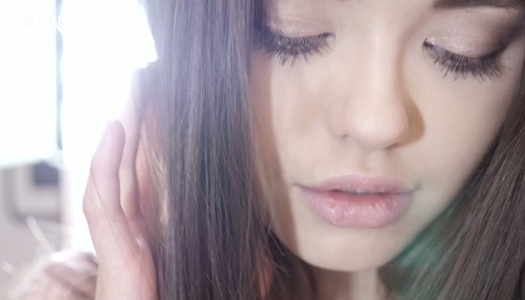 Das süß aussehende Baby Li Moon fickt sich am frühen Morgen Porno Bilder