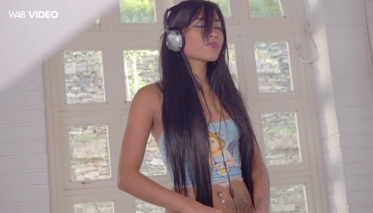 Pornobild Das schöne gebräunte Baby Amber spielt mit ihrer hurenhaften Muschi