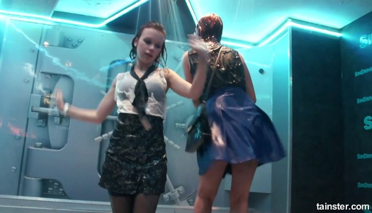 Pornobild Zwei lesbische Küken tanzen und berühren sich auf der Party unter der Dusche