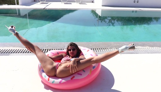 Verlockend gebräuntes Baby mit Juwelenstopfen in ihrem Anus Maria masturbiert Muschi am Pool Porno Bilder