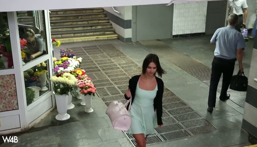 Pornobild Die magere Teenie Holly Heart zeigt ihren saftigen Muff und ihre kleinen frechen Ninnies