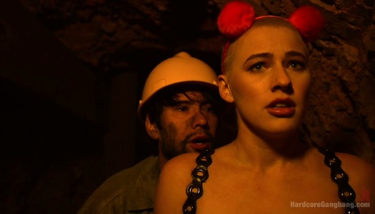 Pornobild Die kahlköpfige Hottie Riley Nixon wird von mehreren heißblütigen Hengsten gefickt