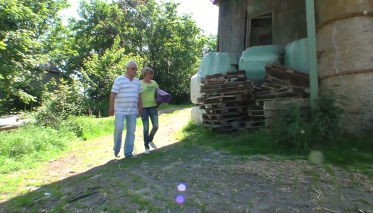 Pornobild Die alte Dorfhure Avdotya hat schmutzigen Sex im Heu