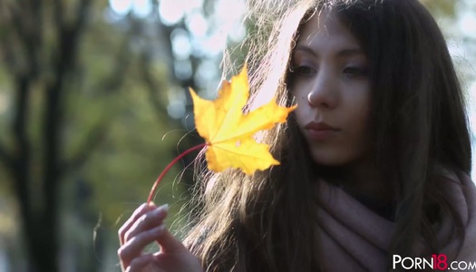 Pornobild Das sinnliche Baby Stephany Moon masturbiert ihre nasse und süß aussehende Muschi