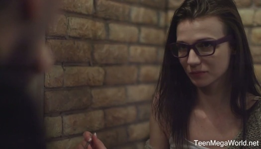 Pornobild Nerdy Brünette in Brille Nelya wird beim ersten Date gefickt