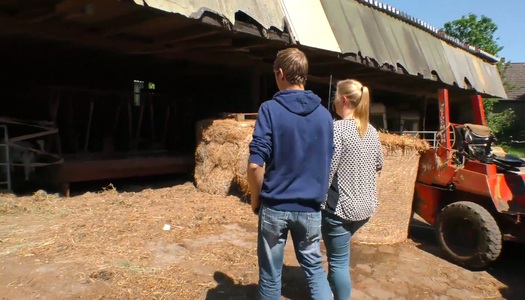 Pornobild Das mollige Dorfküken Frosya fickt einen mageren Kerl im Heu