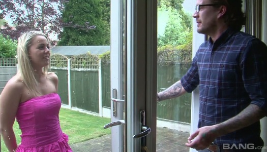 Pornobild Das süße Küken Christen von nebenan wird direkt auf dem Küchentisch gefickt