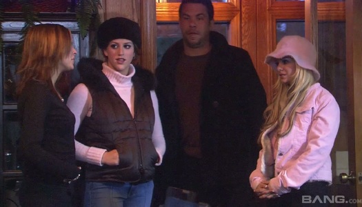 Pornobild Die libidinöse Blondine Carmen Luvana liebt sich am Kamin