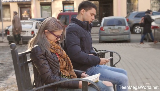 Die nerdige vieräugige Blondine Herda Wisky hat Sex mit einem kaum bekannten Mann Porno Bilder