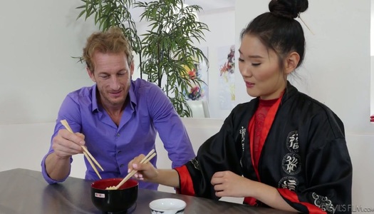 Pornobild Das attraktive asiatische Babe Katana gibt den besten Blowjob aller Zeiten vor verrücktem Sex